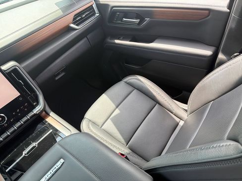 Used 2025 GMC Yukon XL Denali AWD/4WD image 24