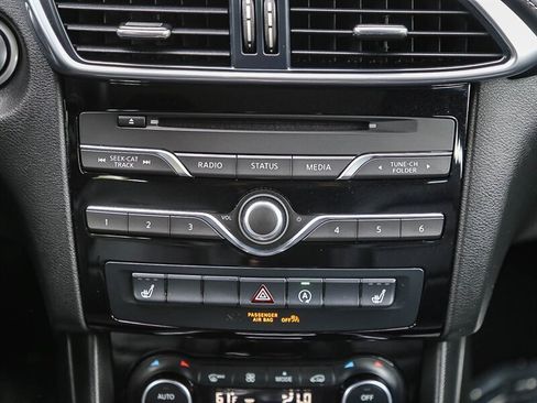 Used 2017 INFINITI QX30 image 18