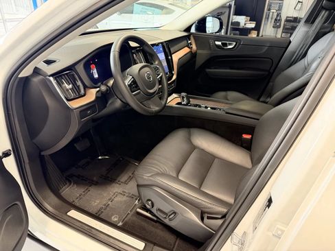 Used 2024 Volvo XC60 B5 Plus AWD/4WD image 9