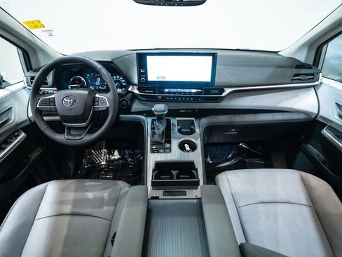 Used 2025 Toyota Sienna XLE image 14