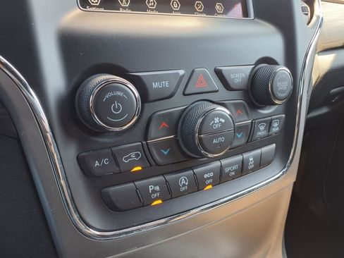 Used 2021 Jeep Grand Cherokee Laredo image 13