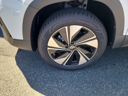 New 2025 Volkswagen Taos SE image 4
