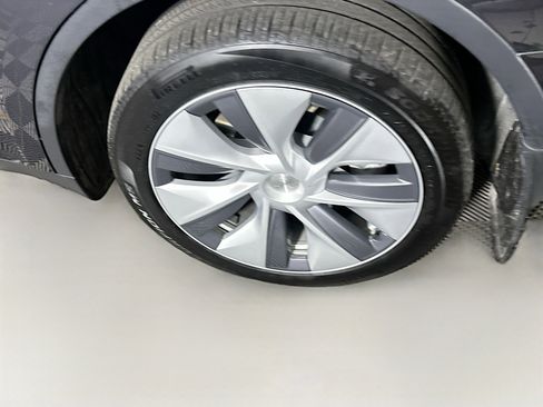 Used 2024 Tesla Model Y Long Range image 11