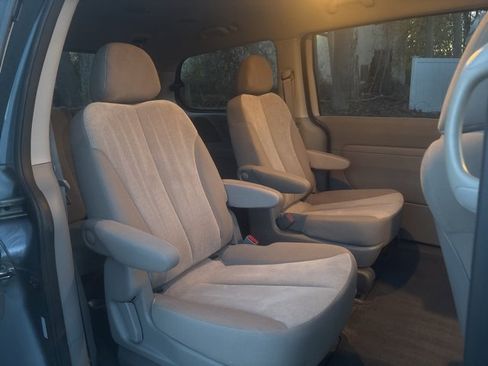 Used 2012 Kia Sedona LX image 16