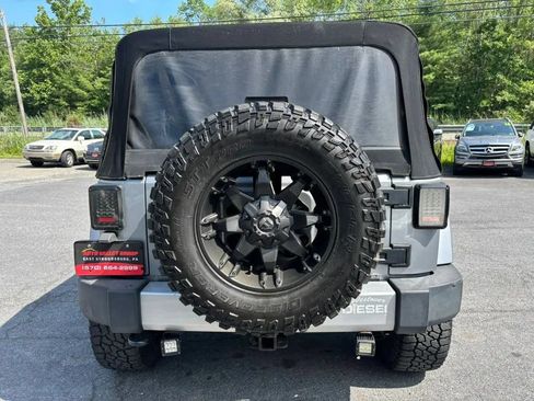 Used 2015 Jeep Wrangler Unlimited Sahara w/ Connectivity Group AWD/4WD image 7