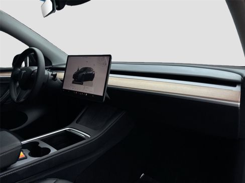Used 2024 Tesla Model Y 2WD image 29