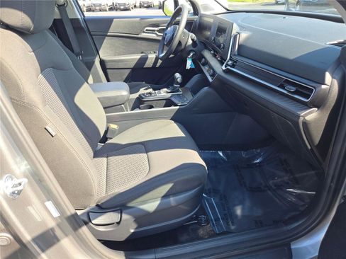 Used 2024 Kia Sportage LX image 7