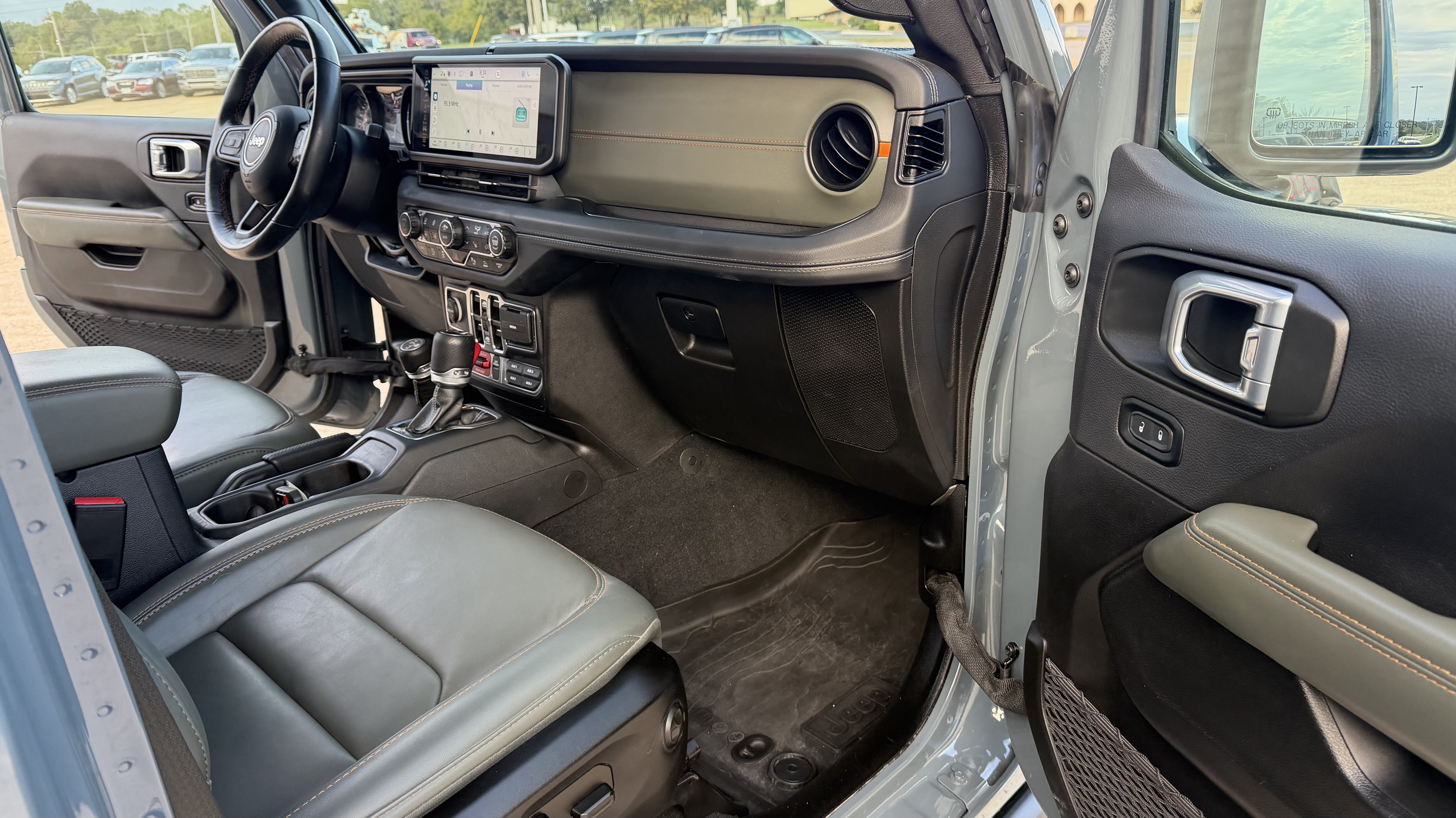 Used 2024 Jeep Gladiator Mojave AWD/4WD image 32