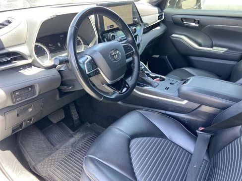 Used 2023 Toyota Highlander XSE FWD image 6