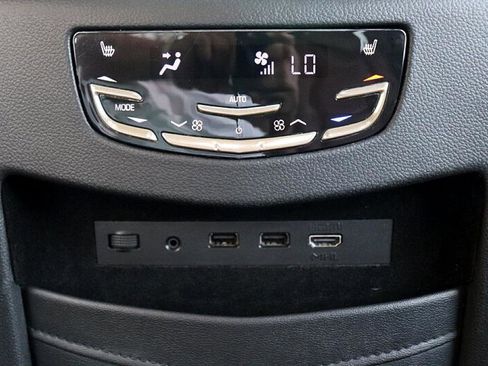 Used 2020 Cadillac Escalade ESV Premium Luxury image 18