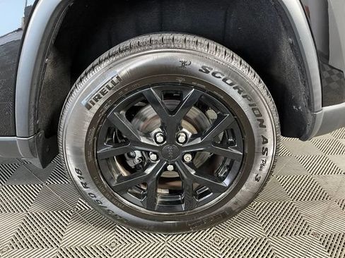 Used 2020 Jeep Grand Cherokee Limited AWD/4WD image 9
