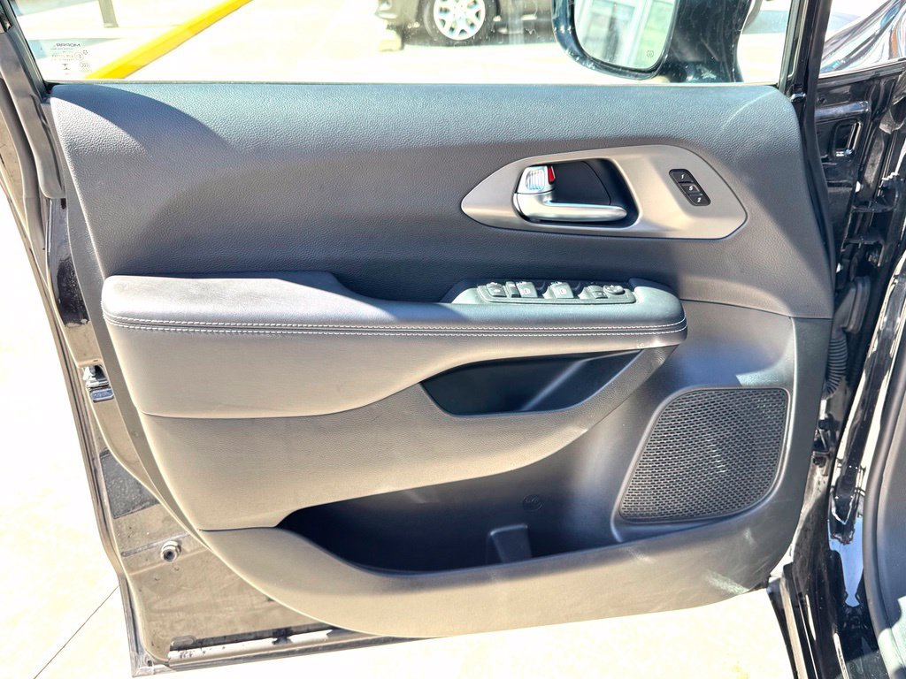 Used 2025 Chrysler Pacifica Select FWD image 10