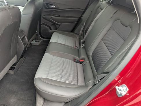 Used 2025 Chevrolet Trax LT w/ LT Convenience Package FWD image 25