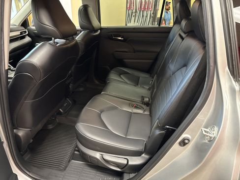 Used 2022 Toyota Highlander XLE image 26