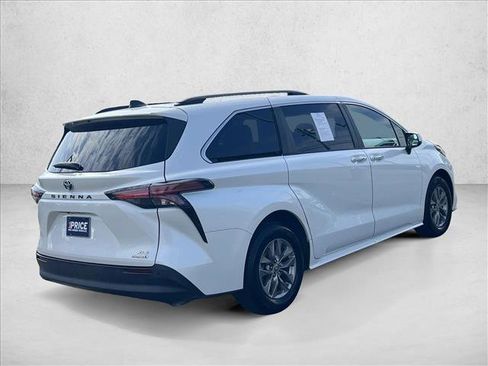 Used 2022 Toyota Sienna XLE image 5