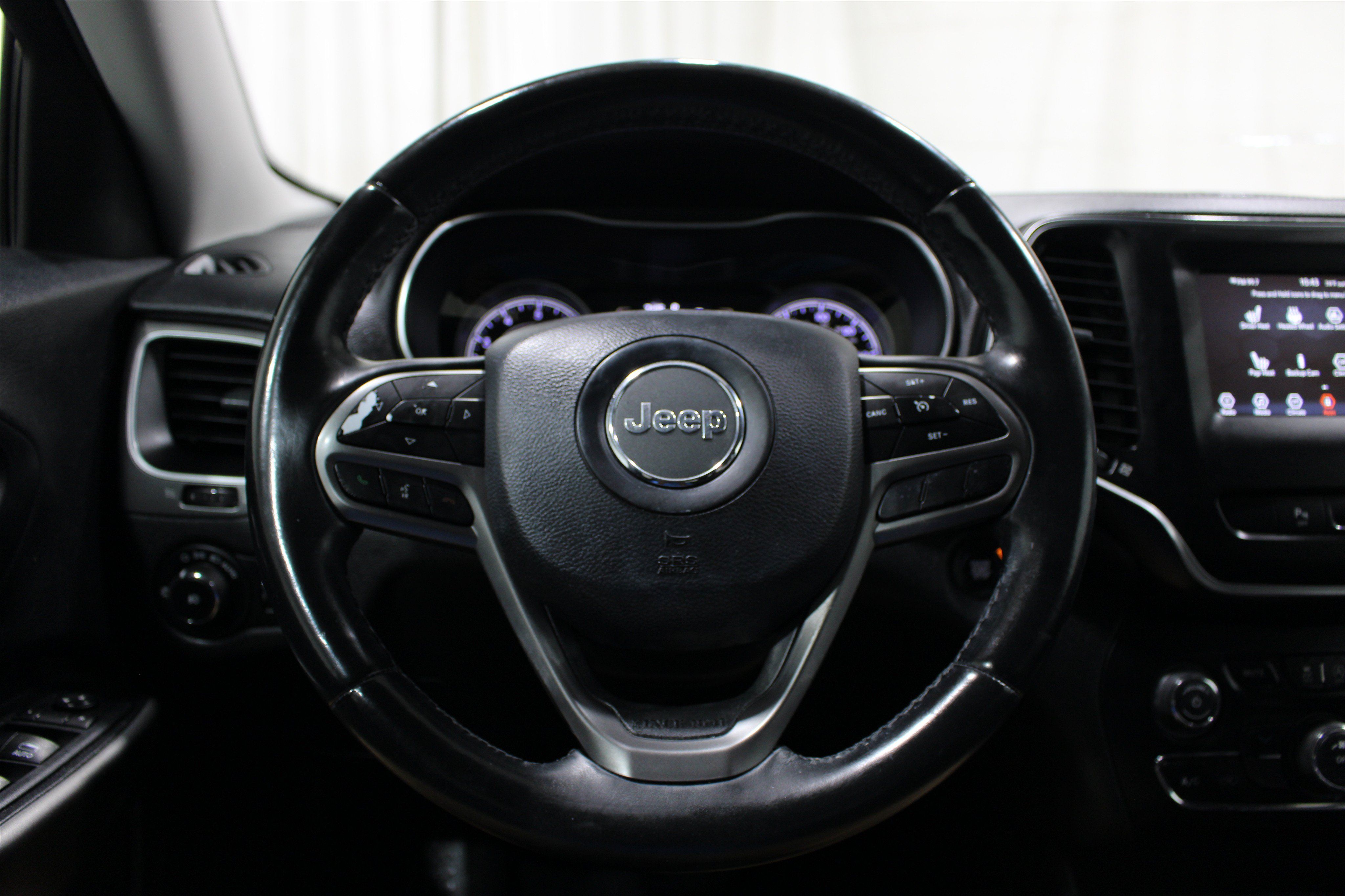 Used 2019 Jeep Cherokee Latitude Plus w/ Cold Weather Group FWD image 10