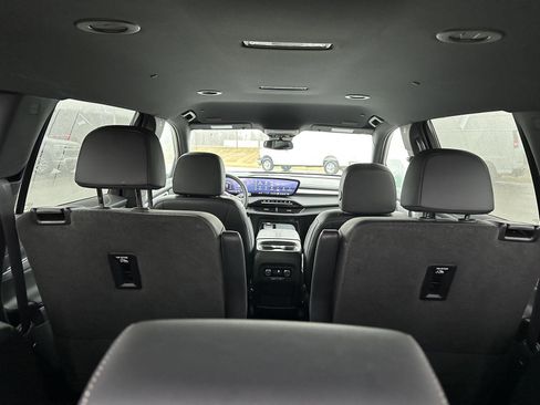 Used 2025 Buick Enclave Preferred image 8