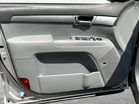 Used 2009 Kia Borrego LX w/ Convenience Pkg image 19