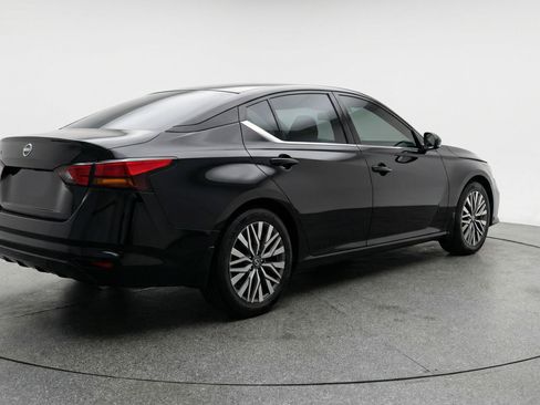 Used 2025 Nissan Altima 2.5 SV image 9