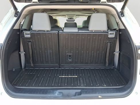 Used 2023 Toyota Highlander XLE AWD/4WD image 29