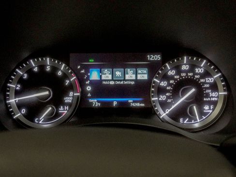 Used 2021 Toyota Highlander XLE AWD/4WD image 40