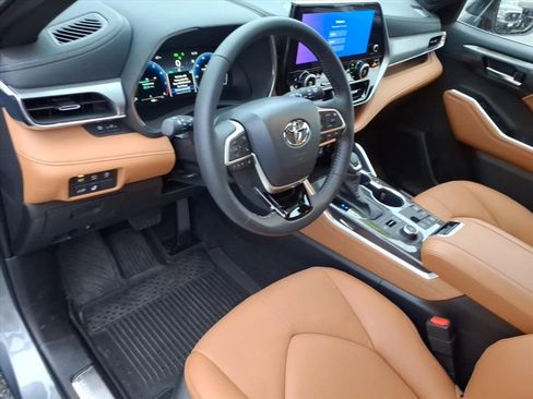 Used 2026 Toyota Highlander Platinum image 6