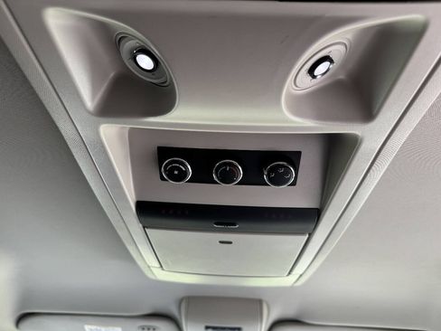 Used 2011 Volkswagen Routan SE FWD image 28