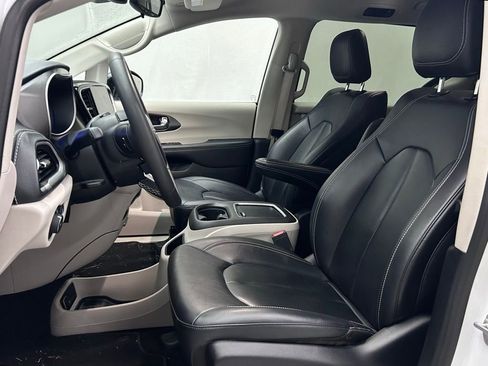 Used 2024 Chrysler Pacifica Limited FWD image 11