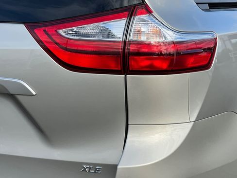 Used 2017 Toyota Sienna XLE Premium image 28