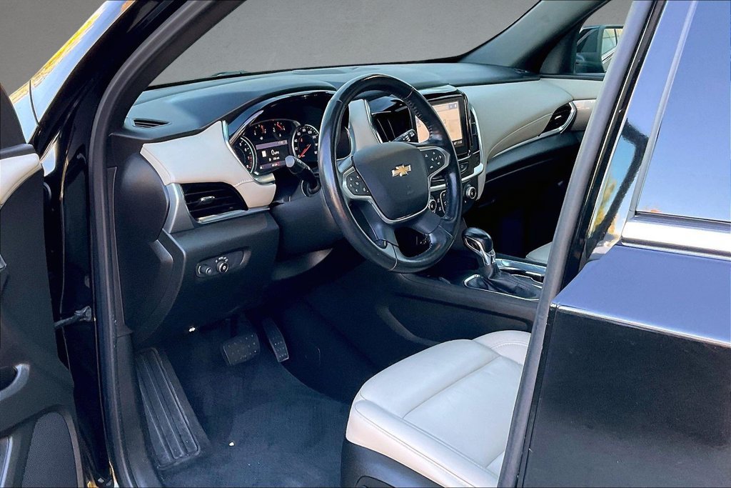 Used 2022 Chevrolet Traverse LT w/ LT Premium Package AWD/4WD image 18