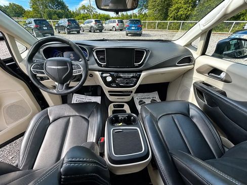 Used 2023 Chrysler Pacifica Touring-L FWD image 9