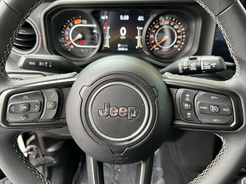 Used 2025 Jeep Wrangler Unlimited Rubicon image 23