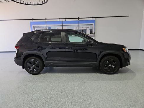 New 2026 Volkswagen Taos SE FWD image 10