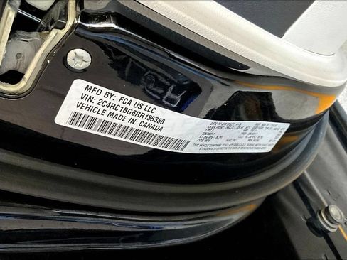 Used 2024 Chrysler Pacifica Touring-L FWD image 19