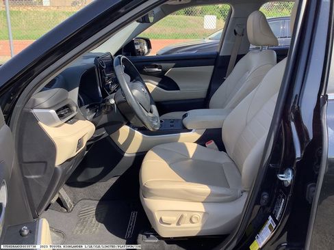 Used 2023 Toyota Highlander XLE image 12