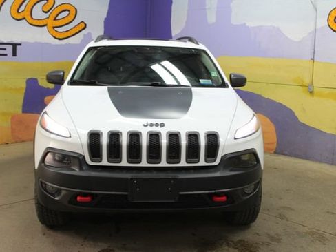 Used 2018 Jeep Cherokee Trailhawk AWD/4WD image 3