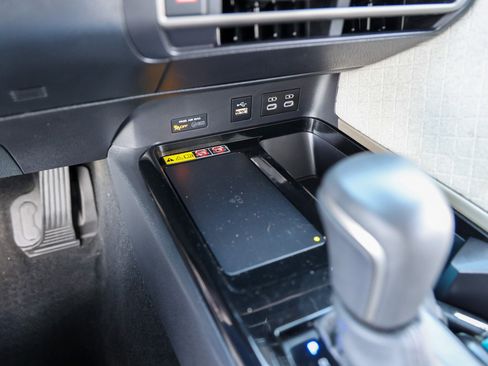 Used 2025 Toyota Camry XLE image 24