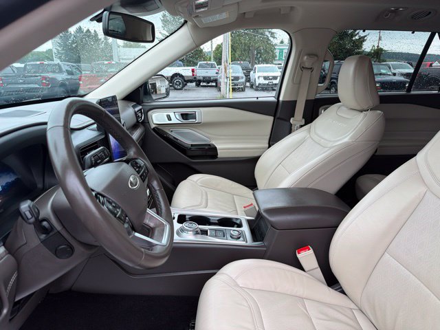 Used 2024 Ford Explorer Platinum w/ Technology Package AWD/4WD image 18