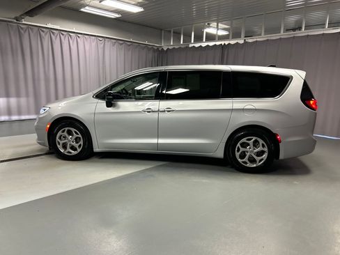 Used 2024 Chrysler Pacifica Limited image 4