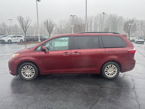 Used 2016 Toyota Sienna XLE Premium image 4