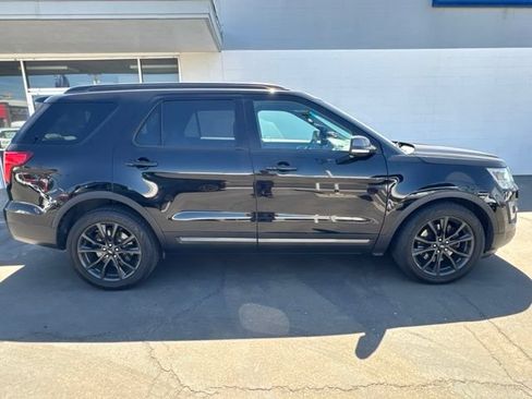 Used 2017 Ford Explorer XLT w/ Equipment Group 202A FWD image 5