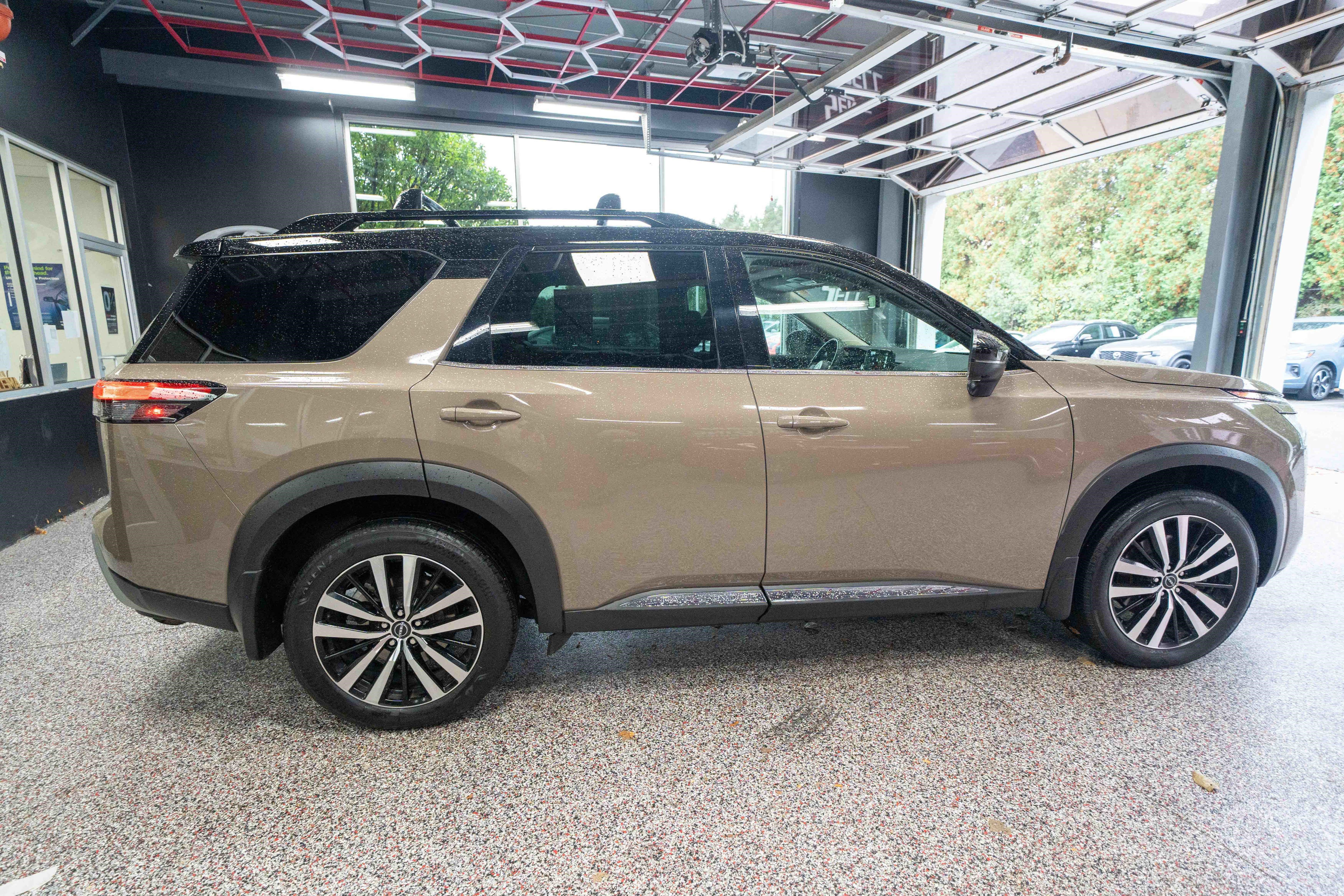 Used 2024 Nissan Pathfinder Platinum AWD/4WD image 4