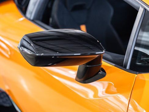 Used 2018 Lamborghini Huracan Performante AWD/4WD image 30