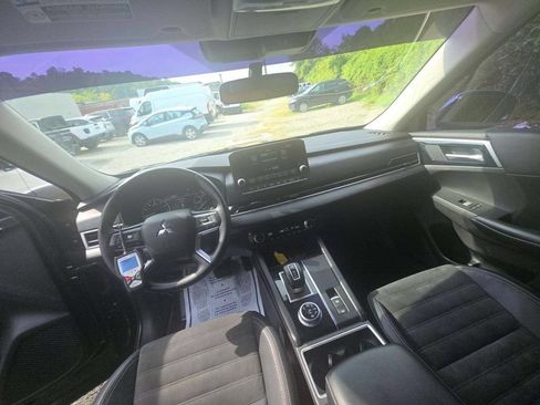 Used 2023 Mitsubishi Outlander SE AWD/4WD image 3