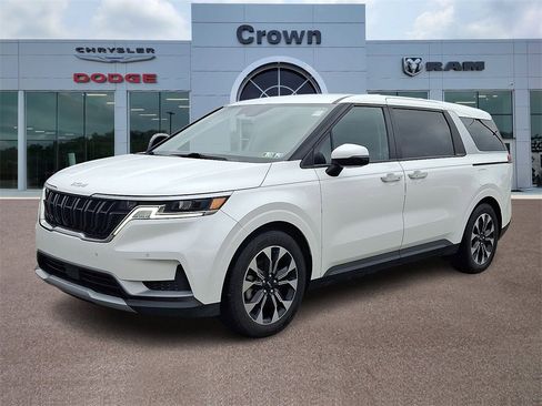 Used 2024 Kia Carnival EX image 3