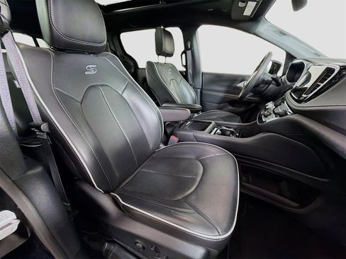 Used 2025 Chrysler Pacifica Limited image 31