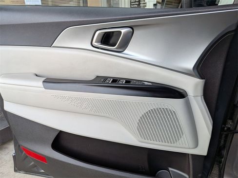 Used 2024 Kia Carnival LX image 10