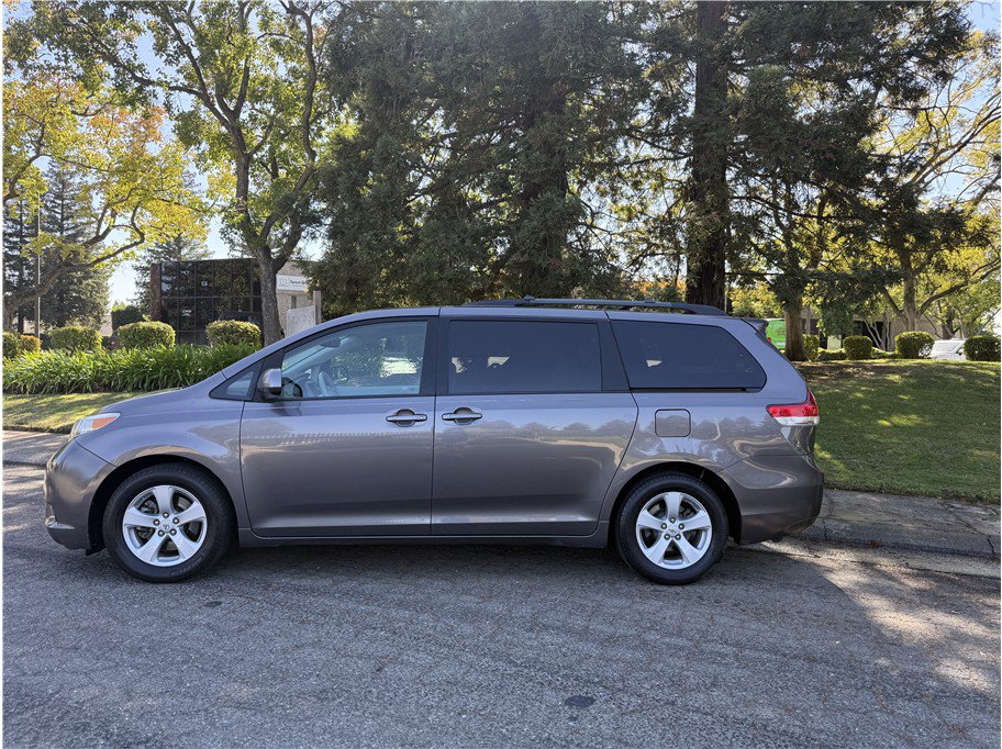 Used 2012 Toyota Sienna LE w/ Towing Pkg FWD image 4