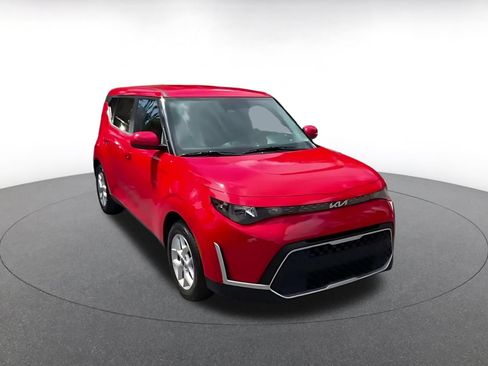 Used 2025 Kia Soul LX w/ LX Technology Package FWD image 3
