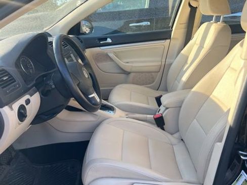 Used 2010 Volkswagen Jetta Limited Edition FWD image 4